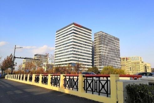 张江绿地缤纷广场办公楼,200平,精装修,朝南沿河高层景观